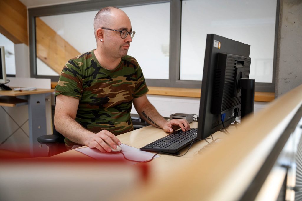 Ein Mann arbeitet konzentriert am Computer