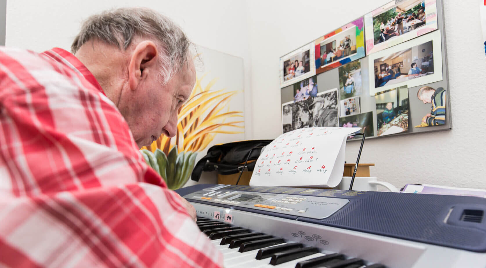 Ein älterer Mann spielt Klavier