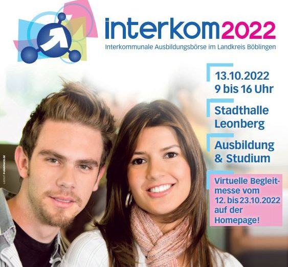Plakat zur Interkom 2022: eine junge Frau und ein junger Mann blicken lächelnd in die Kamera