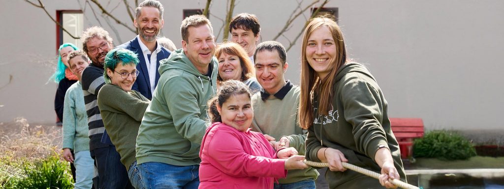 Mitarbeiter von Atrio ziehen an einem Strang.