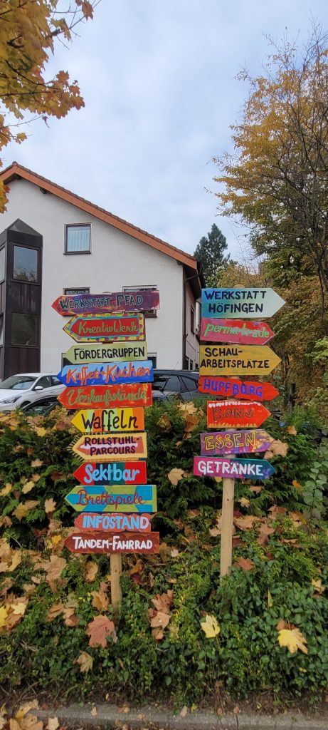 Bunte Wegweiser zeigen den Weg zu den verschiedenen Angeboten