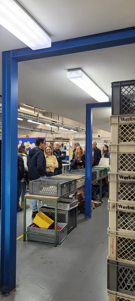 Mehrere Persoen schauen sich in der Werkstatt Höfingen um.