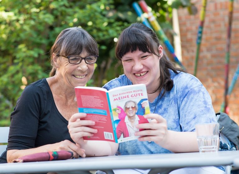 Gruppenbild mit vielen jungen Leuten und Markus Metz