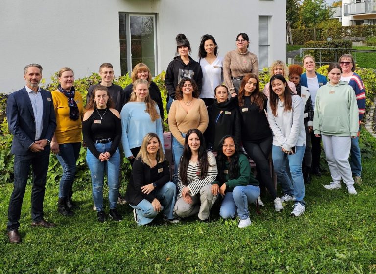 Gruppenbild mit vielen jungen Leuten und Markus Metz