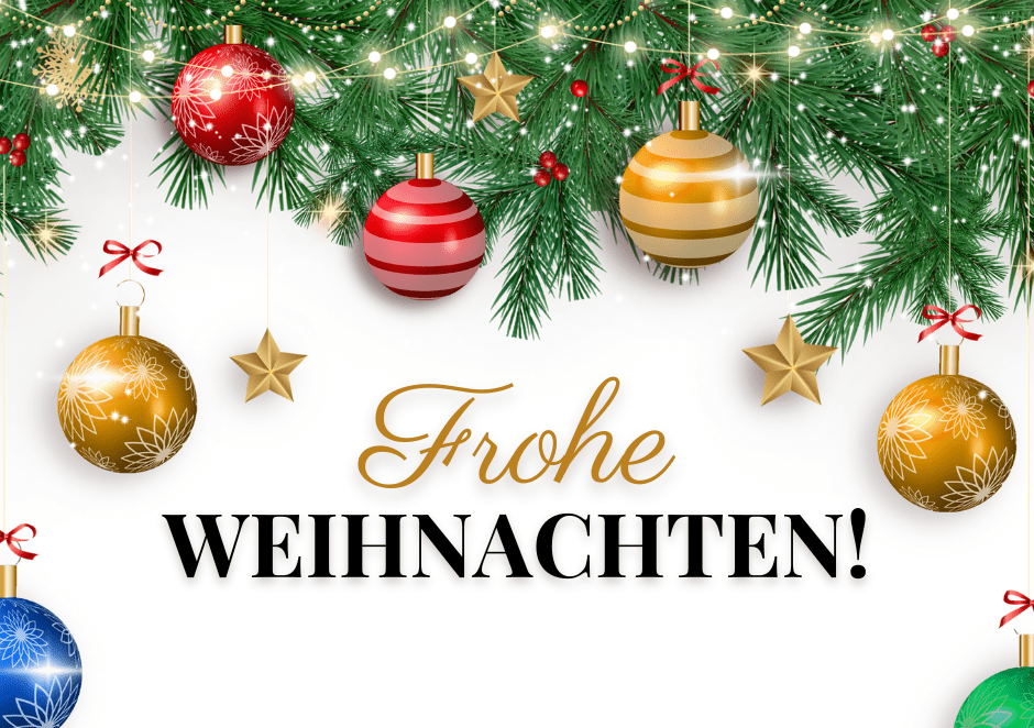 An Tannenzweigen hänge goldene und rote Kugeln und Sterne sowie funkelnde Lichter.