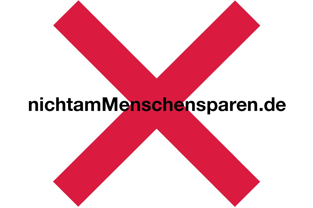 Ein rotes diagonales Kreuz. Quer darüber der Schriftzug NichtAmMenschenSparen.de